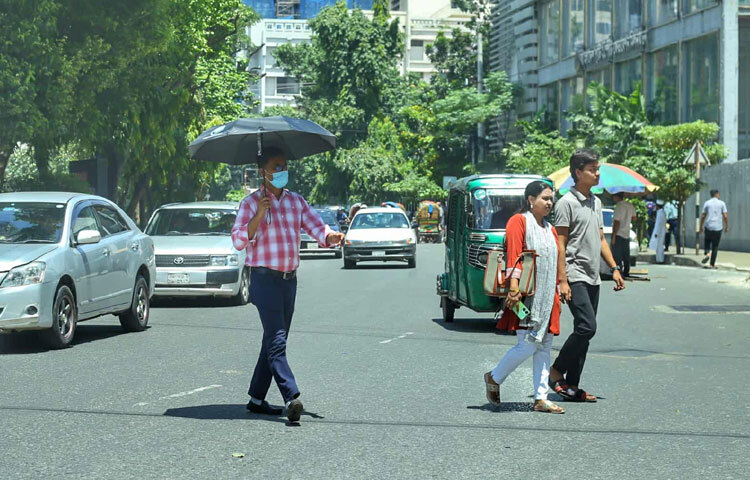 ঢাকার এই প্রখর রোদে ছাতা শুধু রোদ থেকে সুরক্ষা নয়, বরং স্বাস্থ্যরক্ষার ঢাল ও ফ্যাশনের অংশও বটে। তাই আজকের নগরবাসীর পথচলায় ছাতা যেন হয়ে উঠেছে এক অবিচ্ছেদ্য সঙ্গী।