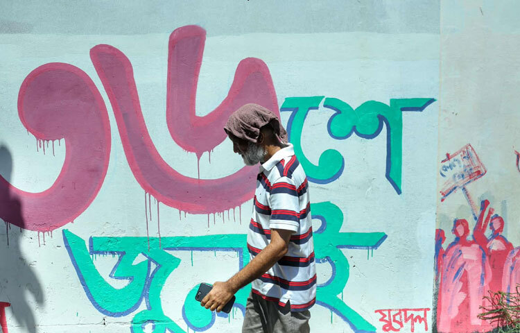 কেউ আবার ছোট রুমাল ভিজিয়ে মাথায় দিয়ে চলাচল করছেন।