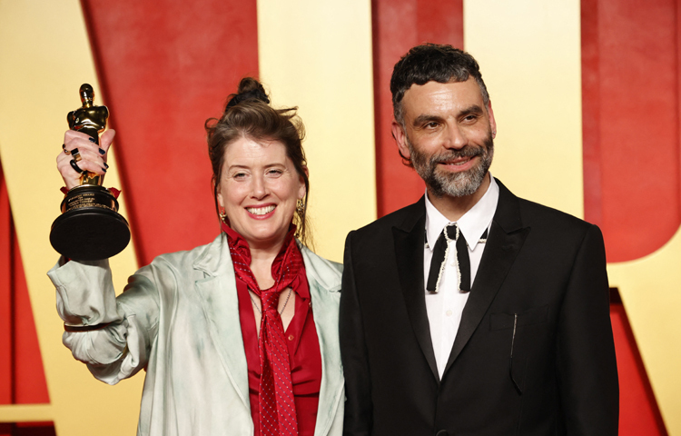 অস্কার পার্টিতে যোগ দেন ব্রিটিশ প্রোডাকশন ডিজাইনার শোনা হিথ। ছবি: মাইকেল ট্রান/এএফপি