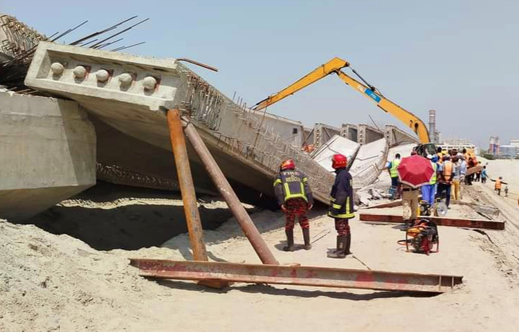 সিরাজগঞ্জে নির্মাণাধীন ব্রিজের তিনটি গার্ডার ধসে এক শ্রমিকের চাপা পড়ার ঘটনা ঘটেছে। এ ঘটনায় আহত হয়েছেন আরও দুইজন শ্রমিক। ছবি: এম এ মালেক