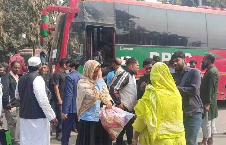 রানিং স্টাফদের কর্মবিরতির কারণে ট্রেন চলাচল বন্ধ হয়ে যাওয়ায় ট্রেনের যাত্রীদের গন্তব্যে পৌঁছে দেওয়ার উদ্যোগ নিয়েছে চট্টগ্রাম বিআরটিসি। ছবি: বিপ্লব দীক্ষিৎ