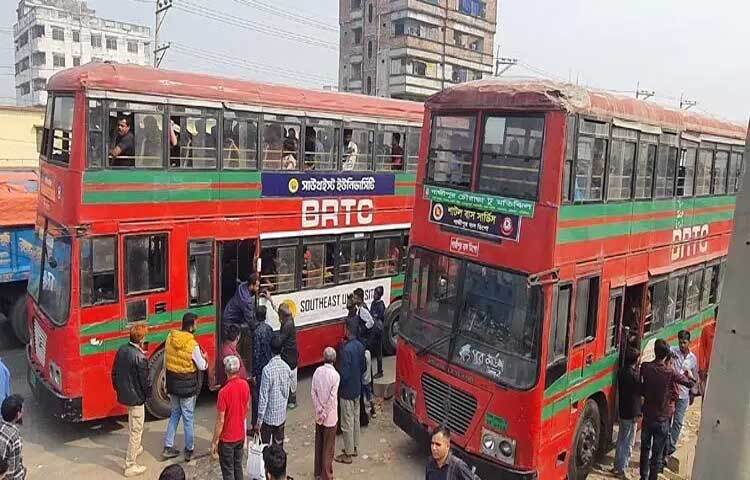 জাতীয় সংসদ নির্বাচন ও গণভোট উপলক্ষে চারদিনের ছুটিতে গ্রামের বাড়ি যাচ্ছেন গাজীপুরের পোশাক শ্রমিকরা। এতে হঠাৎ মহাসড়কে ঘরমুখো মানুষের চাপ বেড়েছে। এর প্রভাবে সড়কে যানবাহন সংকটে পড়েন যাত্রীরা। এই সংকট নিরেশনের জন্য বিআরটিসির বেশ কিছু বাস উত্তরবঙ্গ রংপুরে যাচ্ছেন যাত্রী নিয়ে।