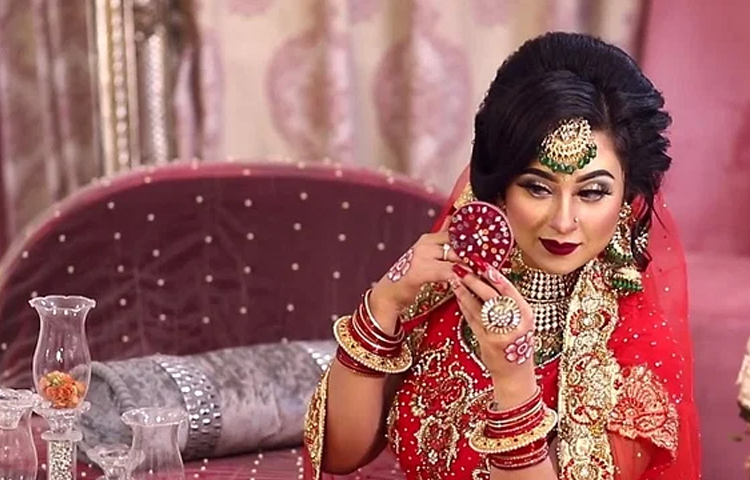 ২০২২ সালে বেবি বাম্পের ছবি শেয়ার করে আলোচনায় আসার পর বউ সাজে একটি ফটোশুটে অংশ নেন এই অভিনেত্রী। ছবি: সংগৃহীত