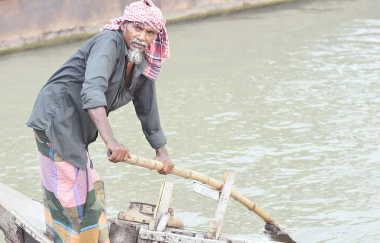 বৃষ্টিভেজা বাতাসে যখন নদীর ধারে দাঁড়ানো যায়, তখন চোখ বন্ধ করলেই টের পাওয়া যায় সেই অনন্য ঘ্রাণ। না, এটা কোনো কৃত্রিম সুবাস নয়, এটা প্রকৃতির নিজের ঘ্রাণ। মাটির সঙ্গে মিশে থাকা জলের গন্ধ, ঢেউয়ের স্পর্শ আর বাতাসে ভেসে থাকা জীবনের সুর-সব মিলিয়ে যেন এক অদ্ভুত প্রশান্তি।