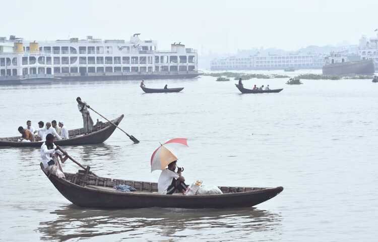 বৃষ্টির ফোঁটা পড়তেই বদলে যায় তার রূপ। ধুয়ে যায় মলিনতা, স্বচ্ছ জলে দেখা মেলে মাছের খেলা, নৌকার ছলছল ধ্বনি, আর মাঝিদের কণ্ঠে ফিরে আসে পুরনো দিনের গান।