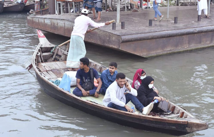 এই ঘ্রাণ মানুষকে মনে করিয়ে দেয়, এখনও সব শেষ হয়নি। যতদিন নদী আছে, ততদিন শহর বাঁচবে; যতদিন বৃষ্টি আসবে, ততদিন নদী আবারও নিজের জীবন ফিরে পাবে।