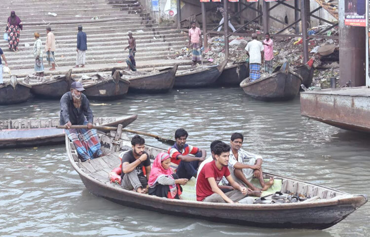 যাত্রীরা এখন নদী পাড়ি দিতে গিয়ে মুখ ঢাকে না, বরং মুগ্ধ হয়ে তাকিয়ে থাকে বুড়িগঙ্গার জলে। যাদের কাছে নদী মানেই একসময় ছিল গন্ধ আর গ্লানি, তাদের চোখেও এখন ভেসে ওঠে এক নতুন আশা।