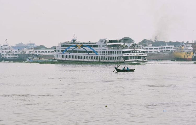 এই সময় নদীর জল এতটাই স্বচ্ছ হয়ে যায় যে, মাঝনদীতে দাঁড়ালে নিচে মাছের দলকে দেখা যায় এদিক-ওদিক ছুটোছুটি করতে। ঢেউয়ের সঙ্গে মিশে যায় পাখির ডাক, আর বাতাসে ছড়িয়ে পড়ে এক পরিচ্ছন্ন সতেজতা। যে নদীর জল একসময় দুর্গন্ধে ভরা ছিল, এখন সেই নদীর ঘ্রাণেই জেগে ওঠে জীবনের অনুভব।