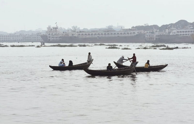 বৃষ্টির মৌসুমে সদরঘাট যেন এক জীবন্ত ক্যানভাস। সারি সারি নৌকা নদীর বুক জুড়ে ভাসে, মাঝিদের কণ্ঠে বাজে পুরনো নৌকার গান।