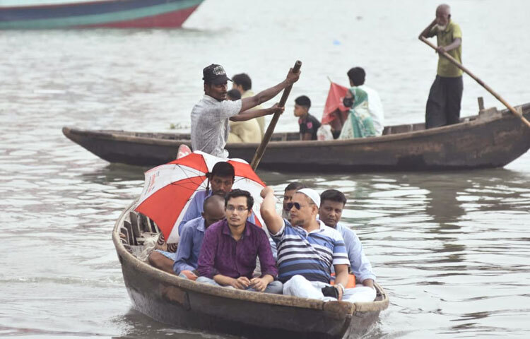 সদরঘাটের ঘাটে দাঁড়িয়ে দেখা যায়-নৌকার সারি, ঢেউয়ের উপর ঝিকিমিকি আলো, আর দূরের আকাশে ভাসমান মেঘের খেলা। মনে হয়, নদী যেন আবারও ঢাকাকে বাঁচিয়ে রাখছে নিজের বুকের জলে।