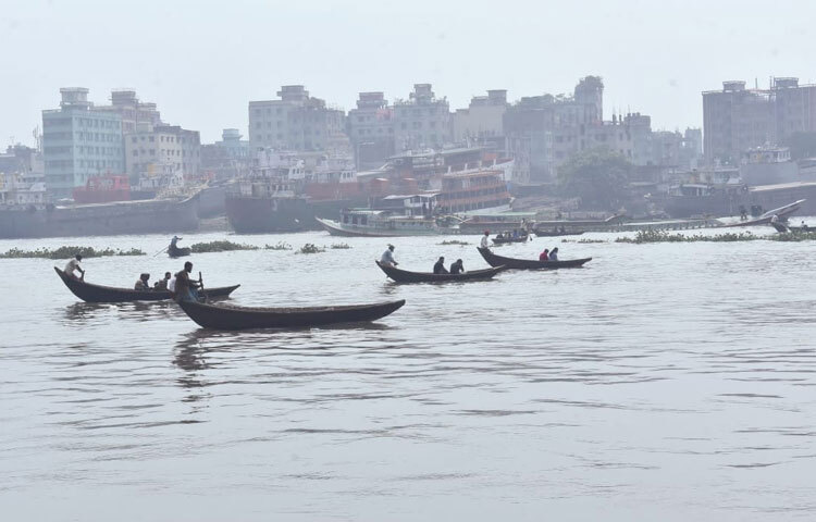 সদরঘাটের বাতাসে এখন আর নেই দূষণের ভার, বরং ভেসে আসে এক নির্মল সতেজ ঘ্রাণ, যা বলে দেয়, নদী এখনো বেঁচে আছে, প্রাণ ফিরে পেয়েছে বুড়িগঙ্গা।