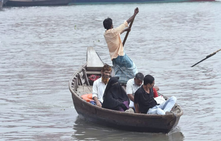মেঘভেজা বাতাসে যখন শহরের কোলাহল নরম হয়ে আসে, তখন বুড়িগঙ্গার বুকেও পড়ে নতুন প্রাণের ছোঁয়া। দীর্ঘদিনের জমে থাকা দূষণ ধুয়ে দেয় বৃষ্টির ধারা। কালো জলের জায়গায় ধীরে ধীরে ভেসে ওঠে হালকা সবুজাভ নীল রঙ, যেটা সূর্যের আলোয় ঝলমল করে।