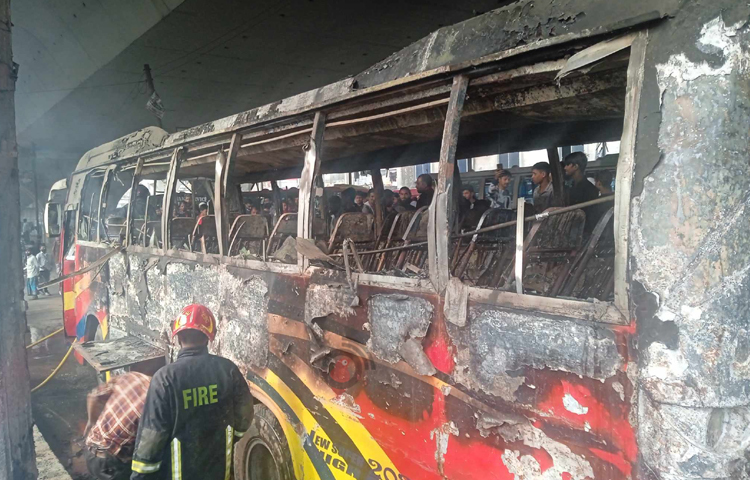 দুপুর ১টা ৪৫ মিনিটে রাজধানীর যাত্রাবাড়ী ফ্লাইওভারের নিচে একটি বাসে অগ্নিকাণ্ডের ঘটনা ঘটেছে। পরে ফায়ার সার্ভিসের দুটি ইউনিট আগুন নিয়ন্ত্রণে আনে। ছবি: তৌহিদুজ্জামান তন্ময়