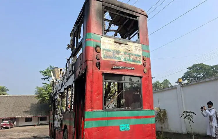 নোয়াখালীতে দুর্বৃত্তদের দেওয়া আগুনে নোয়াখালী বিজ্ঞান ও প্রযুক্তি বিশ্ববিদ্যালয়ের (নোবিপ্রবি) শিক্ষার্থী পরিবহনকারী বিআরটিসির তিনটি বাস পুড়ে গেছে। ভোরে সোনাপুর ডিপোতে এ ঘটনা ঘটে।