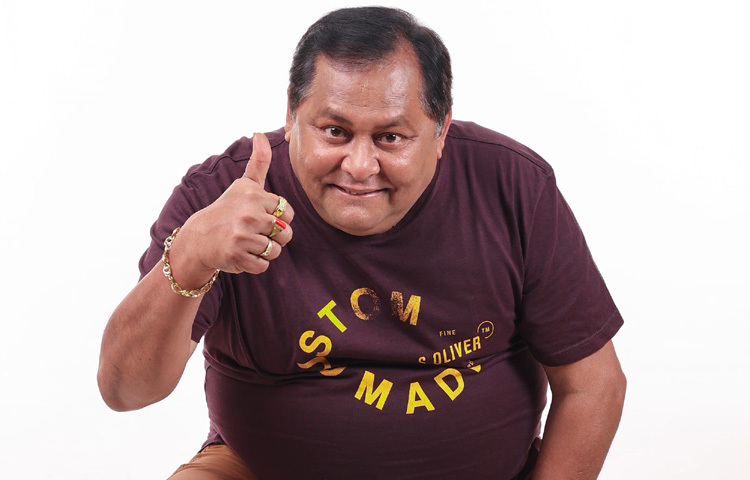 ১৯৬৩ সালের এই দিনে পশ্চিমবঙ্গের বীরভূম জেলার রামপুরহাটে তার জন্ম। সাদামাটা এক পারিবারিক পরিবেশে বেড়ে ওঠা খরাজ প্রথম থেকেই ছিলেন শিল্প-সংস্কৃতির প্রতি আগ্রহী।