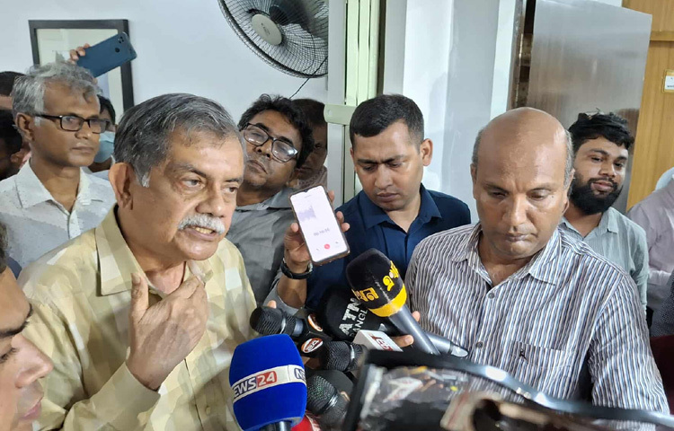 ঢাকার উত্তরায় মাইলস্টোন স্কুল অ্যান্ড কলেজে বিমান বিধ্বস্ত হওয়ার পর শিক্ষা মন্ত্রণালয়ের কাজে কোনো ব্যত্যয় হয়নি বলে দাবি করেছেন শিক্ষা উপদেষ্টা সি আর আবরার। ছবি: মাসুদ রানা