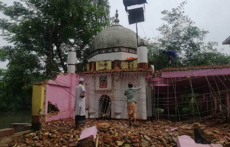 তবে মসজিদটি কে বা কারা নির্মাণ করেছেন তা জানা যায়নি। এজন্য এটি পরিচিতি পেয়েছে ‘গায়েবি মসজিদ’ হিসেবে।