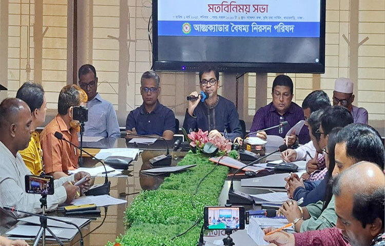 ফেসবুকে লেখালেখির কারণে ২৫ ক্যাডারের ১২ জন কর্মকর্তাকে দেওয়া বহিষ্কারাদেশ প্রত্যাহার এবং আন্তঃক্যাডার বৈষম্য নিরসনের দাবিতে ২ মার্চ পূর্ণদিবস কর্মবিরতি পালন করবেন ২৫ ক্যাডারের কর্মকর্তারা। ছবি: জাগো নিউজ