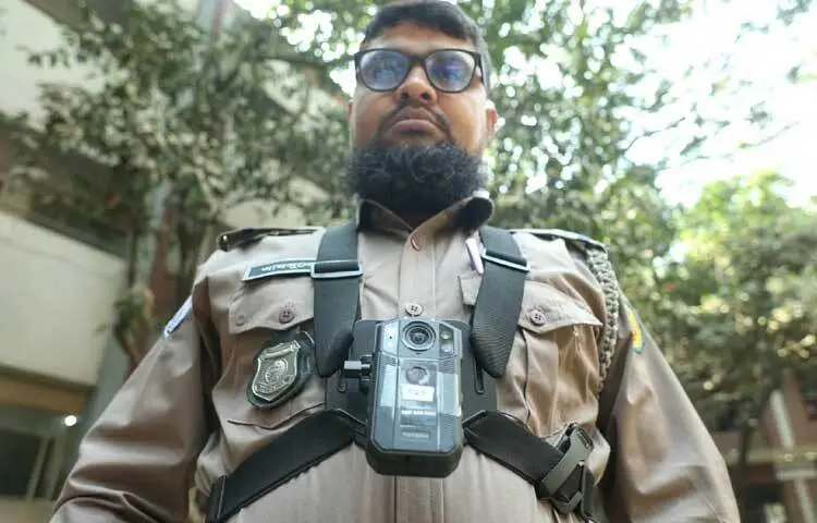 ভোটকেন্দ্রে শান্তিপূর্ণ পরিবেশ, আইনশৃঙ্খলা বাহিনীর দৃশ্যমান উপস্থিতি এবং সদস্যদের বডি ওর্ন ক্যামেরা ব্যবহার সব মিলিয়ে নির্বাচনী নিরাপত্তা ব্যবস্থায় সন্তুষ্টি প্রকাশ করেছেন সাধারণ ভোটাররা।