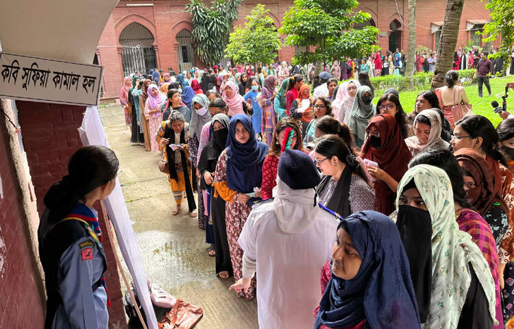 সকাল ৮টা থেকে ভোটগ্রহণে শিক্ষার্থীরা অংশ নিচ্ছেন উৎসবমুখর পরিবেশে।
