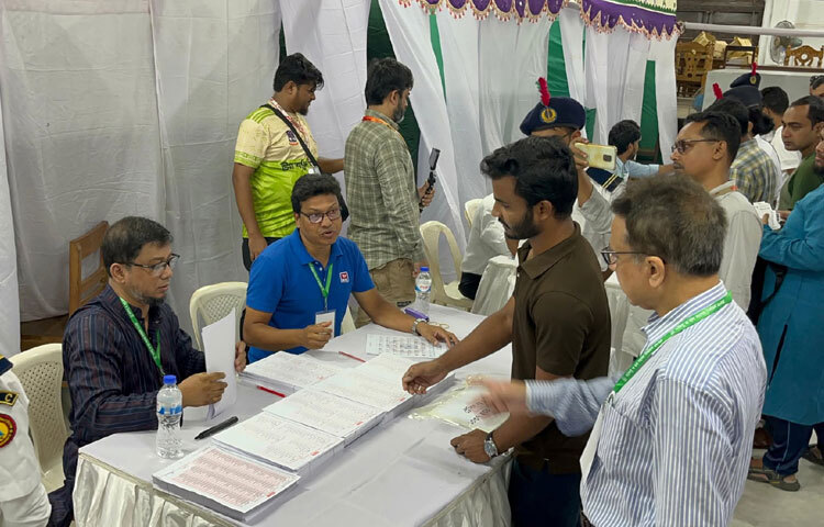 ভোটগ্রহণ চলবে বিকেল ৪টা পর্যন্ত। এরপর শুরু হবে গণনা।