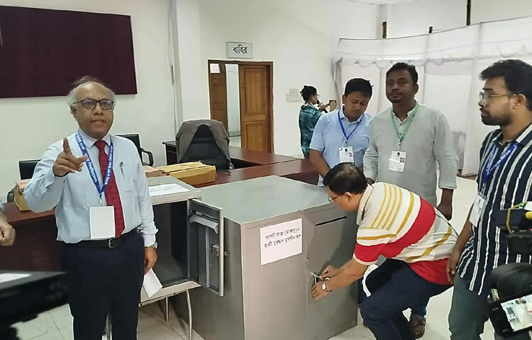 এখনো কোথাও কোনো অপ্রীতিকর ঘটনার খবর পাওয়া যায়নি।