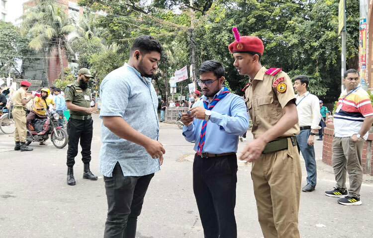 তবে কিছু কেন্দ্রে কয়েকজন প্রার্থীর লিফলেট দিয়ে প্রচারণা করতে গেলে দায়িত্বরত কর্মকর্তারা তাদের থামিয়ে দেন।