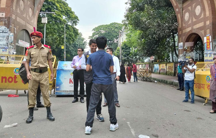 শিক্ষার্থীদের নিরাপত্তা ও ভোটের স্বচ্ছতা নিশ্চিতে নজরদারি জোরদার করা হয়েছে।