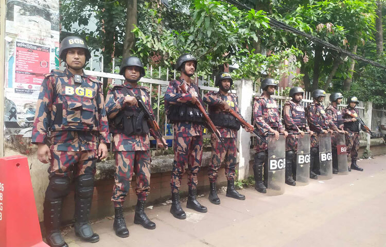 ৮টি কেন্দ্রে সর্বমোট ৮১০টি বুথ স্থাপন করা হয়েছে এবং সেখানে পর্যাপ্ত সংখ্যক নির্বাচনী কর্মকর্তাসহ আইনশৃঙ্খলা বাহিনী দায়িত্ব পালন করছেন।