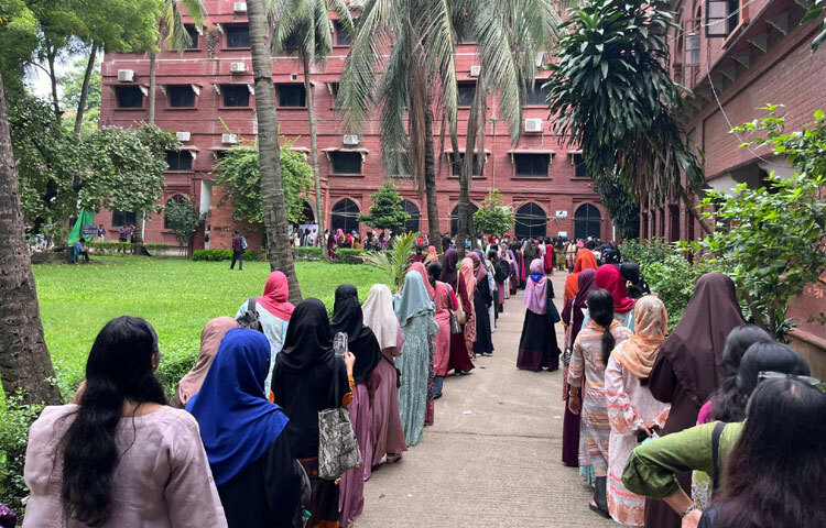 কেন্দ্রগুলো ঘুরে দেখা গেছে, ভোটাররা দীর্ঘ লাইনে দাঁড়িয়ে ধৈর্য সহকারে ভোট দিচ্ছেন।