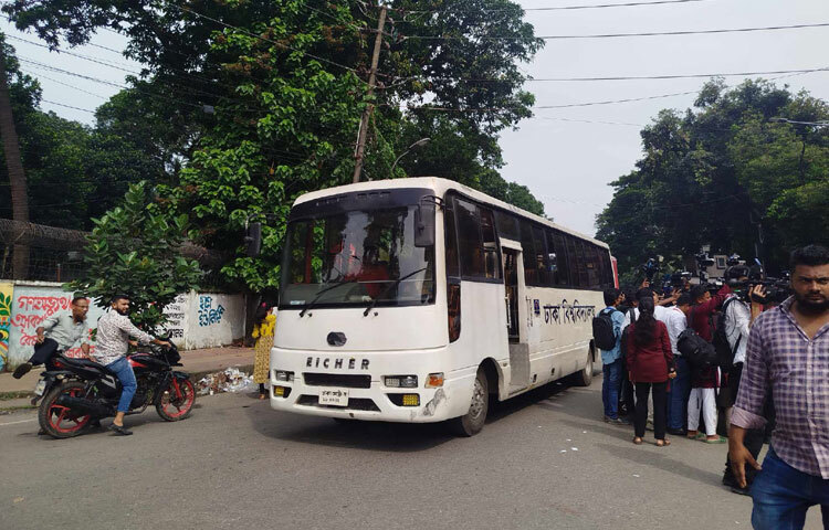 ভোট দিতে অনাবাসিক শিক্ষার্থীদের জন্য নিয়মিত বাসের বাইরেও অতিরিক্ত অনেক বাসের ব্যবস্থা করা হয়েছে। সেসব বাসে করে ক্যাম্পাসে এসে ভোট দিয়ে পুনরায় সেসব বাসেই ফিরে যাচ্ছেন শিক্ষার্থীরা।