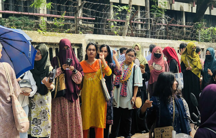 রোদের মধ্যেই ভোট দেওয়ার জন্য অপেক্ষা করছেন শিক্ষার্থীরা।