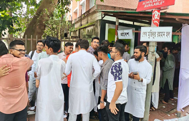 বিশ্ববিদ্যালয় ক্যাম্পাসজুড়ে নির্বাচনী উৎসবের আমেজ বিরাজ করছে।