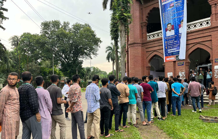 শিক্ষার্থীরা বলছেন, তারা দীর্ঘদিন পর ডাকসু নির্বাচনে ভোট দিতে পেরে আনন্দিত।