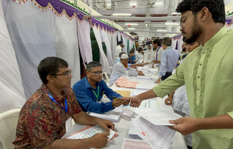 বিশ্ববিদ্যালয় প্রশাসন বলছে, সুষ্ঠু ও নিরপেক্ষভাবে ভোটগ্রহণের জন্য সব ধরনের প্রস্তুতি নেওয়া হয়েছে।