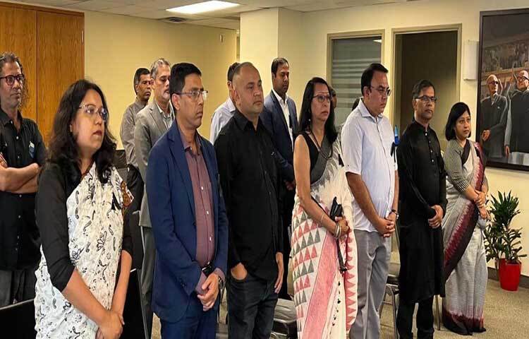 কানাডার অটোয়ায় বাংলাদেশ হাইকমিশনে বাংলাদেশে সাম্প্রতিক সহিংসতা ও সন্ত্রাসী হামলায় নিহতদের স্মরণে আয়োজিত শোকসভায় ১ মিনিট নীরবতা পালন করা হয়। ছবি: পিআইডি