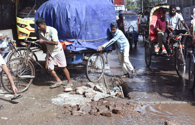 প্রতিদিন সকাল থেকে রাত পর্যন্ত এই রাস্তায় চলে বড় বড় বাস, ট্রাক, সিএনজি, রিকশা এবং ব্যক্তিগত গাড়ির ঢল। কিন্তু রাস্তাটি যে পরিমাণ যাত্রী ও যানবাহন গ্রহণ করছে, তার তুলনায় অবকাঠামোগত প্রস্তুতি প্রায় শূন্যের কোঠায়।