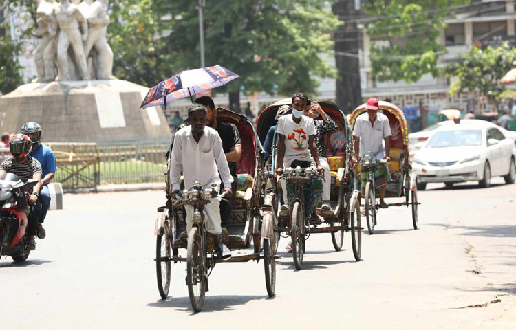 রাজধানীতে দিন দিন তাপমাত্রা বেড়েই চলেছে। ২০১৭ সালে যে তাপমাত্রা ছিল, ২০২৪ সালে এসে তা হয়েছে ৩৭ দশমিক ৩৮ ডিগ্রি সেলসিয়াস। অর্থাৎ গত সাত বছরে ৩ ডিগ্রির বেশি বেড়েছে তাপমাত্রা। ছবি: মাহবুব আলম