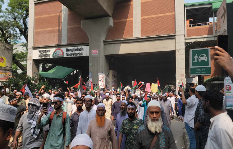 গাজায় ভয়াবহ বিমান হামলা ও নৃশংস গণহত্যার প্রতিবাদে রাজধানীর বায়তুল মোকাররম মসজিদ থেকে শাহাবাগ অভিমুখে বিশাল বিক্ষোভ মিছিল করেছে সাধারণ জনগণ। ছবি: জাগো নিউজ