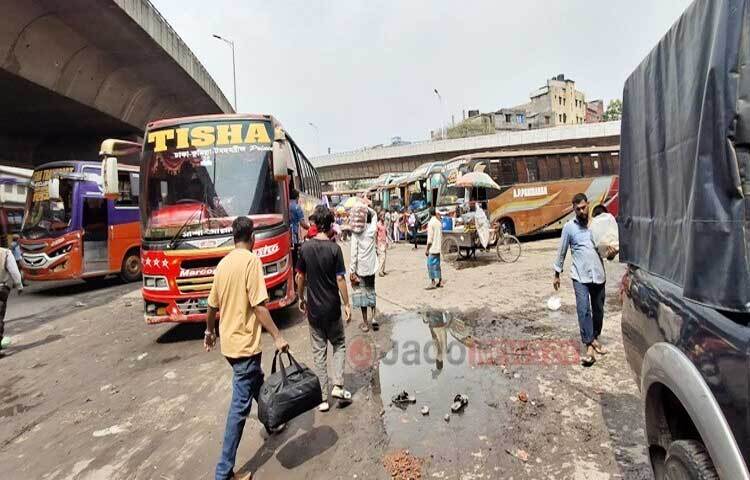 রাজধানীর অন্যতম বড় বাসস্ট্যান্ড সায়েদাবাদে নেই ঈদের ঘরমুখো যাত্রীর অতিরিক্ত চাপ। যাত্রী তুলনায় বাসের সংখ্যা বেশি হওয়ায়, নির্বিঘ্নে বাড়ি ফিরতে পারছেন মানুষ। নেই অতিরিক্ত ভাড়ার ভোগান্তি।