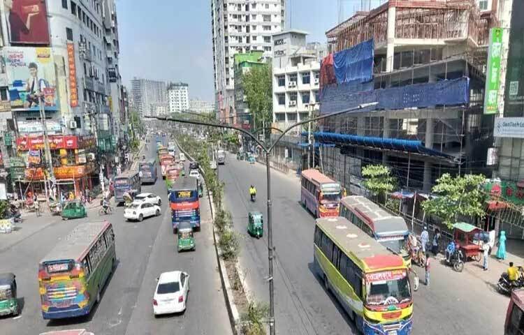 ঈদের দ্বিতীয় দিনও রাজধানী ঢাকা অনেকটাই ফাঁকা। গত কয়েকদিন ঢাকায় গণপরিবহন কম দেখা গেলেও আজ একটু বেড়েছে। তবে গাড়ি চলাচল বাড়লেও চালকরা বলছেন, ‘যাত্রী কম, গাড়ি নামালেই লস’।