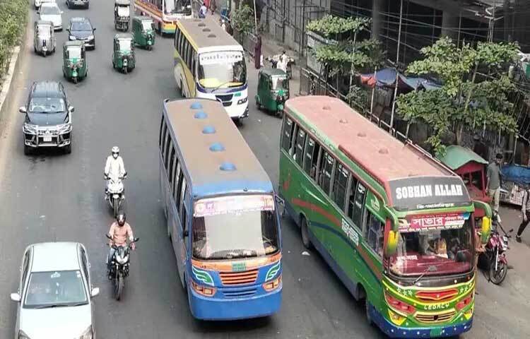 ঈদুল ফিতর উদযাপনের পঞ্চম দিন আজ। ঈদকে কেন্দ্র করে টানা ছুটি শেষ হলেও রাজধানী ঢাকার সড়ক আজও ফাঁকা। সড়কে গত কয়েকদিনের তুলনায় সড়কে যান চলাচল কিছুটা বাড়লেও কোথাও যানজট নেই। ফলে ভোগান্তিহীন সড়কে আজও কাটেনি যাত্রী সংকট। ফাঁকাই থাকছে গণপরিবহন।