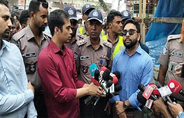 রাজধানীতে অবৈধভাবে ফুটপাত দখলকারীদের বিরুদ্ধে অভিযানে নেমেছে ডিএমপি। প্রাথমিক এই অভিযানে তাদের সতর্ক করা হয়েছে। অভিযানকালে অবৈধভাবে ফুটপাত ব্যবসায়ীদের জীবিকার বিষয়টি বিবেচনায় রেখে ব্যবসায়ীদের সরতে অনুরোধ করা হয়েছে বলে জানান ডিএমপির স্পেশাল মেট্রোপলিটন ম্যাজিস্ট্রেট মো. আল ফয়সাল।