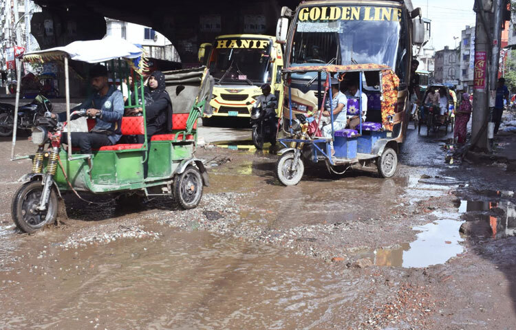 অগভীর পিচ, জায়গায় জায়গায় ভাঙাচোরা গর্ত, জলাবদ্ধতা আর অপরিকল্পিত পার্কিং সব মিলিয়ে সাধারণ মানুষের চলাচল এখন যেন দুর্বিষহ।