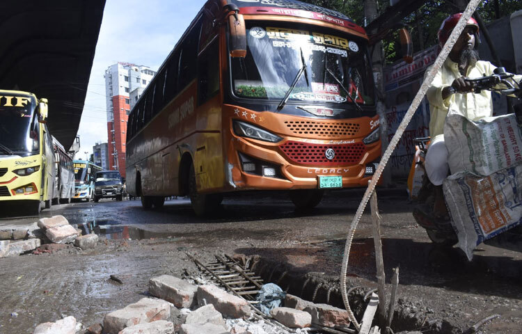 এখানে ট্রাফিক ব্যবস্থাপনাও কার্যত ভেঙে পড়েছে। কোনো ট্রাফিক পুলিশ না থাকায় চালকেরা নিজেদের মতো করে যান চালায়, ফলে প্রতিনিয়ত ঘটছে ছোট-বড় দুর্ঘটনা।
