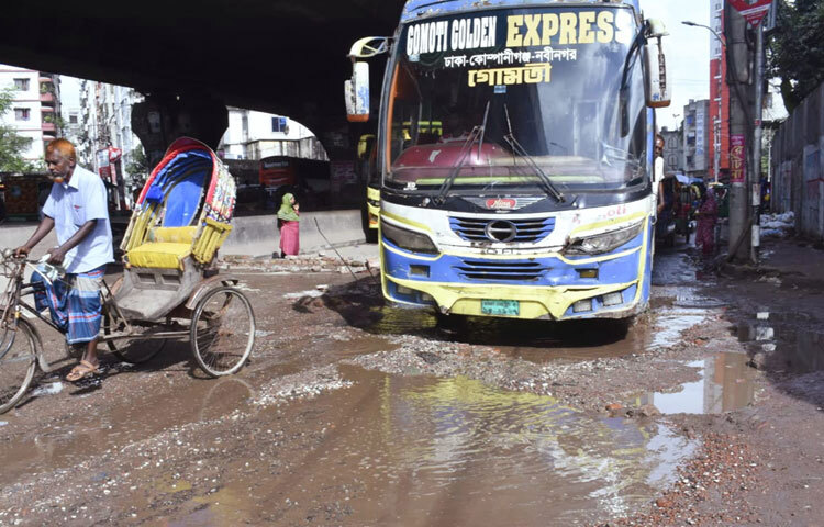 রাজধানীর বুকে স্বামীবাগ-সায়েদাবাদ সড়ক শুধু একটি রাস্তা নয়, এটি হাজার মানুষের দৈনন্দিন জীবনের অংশ। যখন পুরো দেশ এগিয়ে যাচ্ছে, তখন এমন গুরুত্বপূর্ণ সড়কের করুণ চিত্র শুধু হতাশাজনক নয়, বরং নাগরিক অধিকার হরণের স্পষ্ট উদাহরণ।