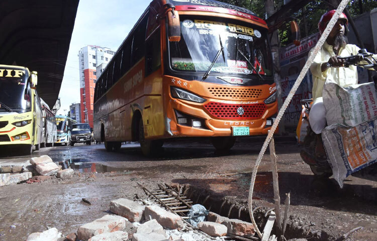 ঢাকা দক্ষিণ সিটি করপোরেশন (ডিএসসিসি)-এর দায়িত্বে থাকা অঞ্চলটির উন্নয়ন না হওয়ার অন্যতম কারণ হিসেবে অনেকে দেখছেন অগ্রাধিকার নির্ধারণের অভাব। নানা প্রকল্পে হাজার কোটি টাকা ব্যয় হলেও স্বামীবাগ-সায়েদাবাদ সড়কের মতো গুরুত্বপূর্ণ এলাকা থেকে নজর সরিয়ে রাখা নগরপরিকল্পনায় চরম অব্যবস্থাপনার ইঙ্গিত দেয়।