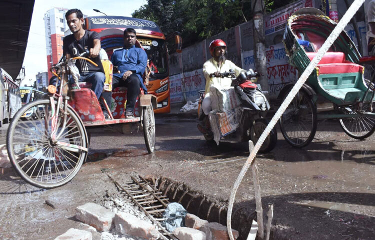 স্থানীয় দোকানদার, শিক্ষার্থী, চাকরিজীবী ও পথচারীদের একটাই অভিযোগ, সড়ক ঠিক করতে বারবার অনুরোধ জানানো হলেও কেউ কর্ণপাত করছে না। দীর্ঘদিন ধরে রাস্তাটির অবস্থা এমন থাকলেও, ঢাকা দক্ষিণ সিটি করপোরেশন থেকে কোনো কার্যকরী পদক্ষেপ নেওয়া হয়নি।