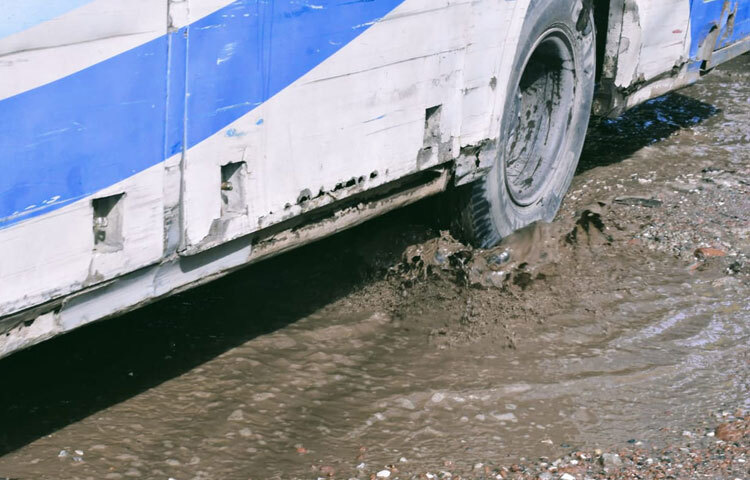 বৃষ্টি হলে পরিস্থিতি আরও ভয়াবহ আকার ধারণ করে। গর্তগুলো পানিতে ঢাকা পড়ে যায়, আর কোনো বাস কিংবা ট্রাক একবার আটকে গেলে পুরো এলাকা স্থবির হয়ে পড়ে।