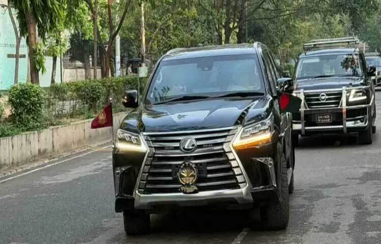 প্রধানমন্ত্রী হিসেবে দায়িত্ব নেওয়ার পর প্রথমবারের মতো জাতীয় পতাকাবাহী রাষ্ট্রীয় গাড়ি ব্যবহার করলেন তারেক রহমান।